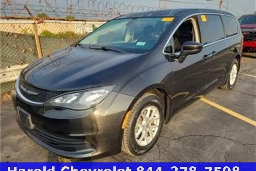 2017 Chrysler Pacifica LX photo 1