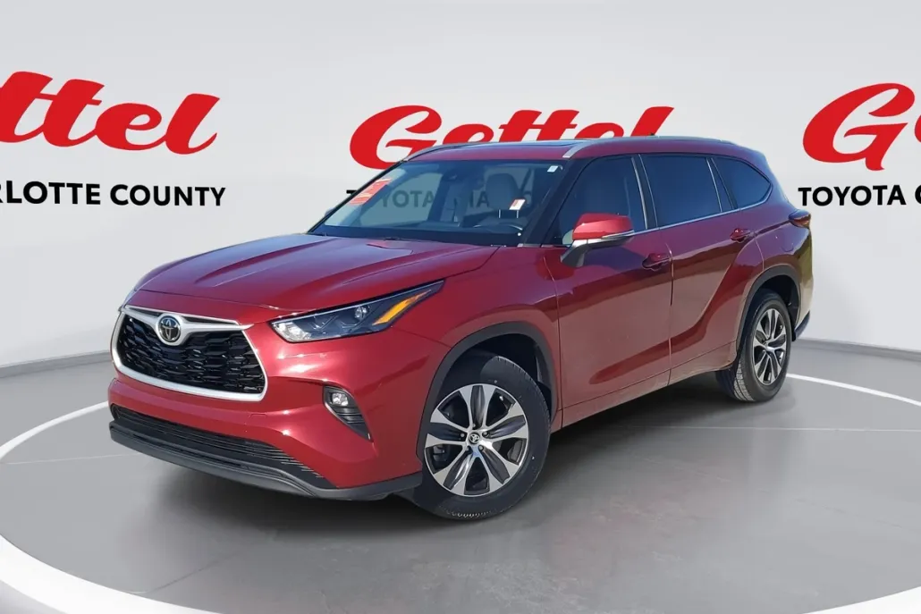 2023 Toyota Highlander XLE photo 1