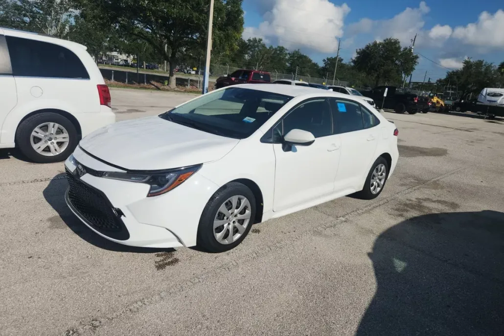 2021 Toyota Corolla LE photo 1
