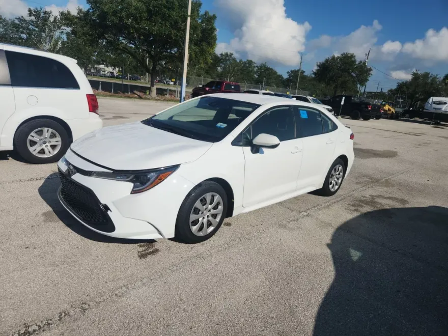 2021 Toyota Corolla LE photo 1