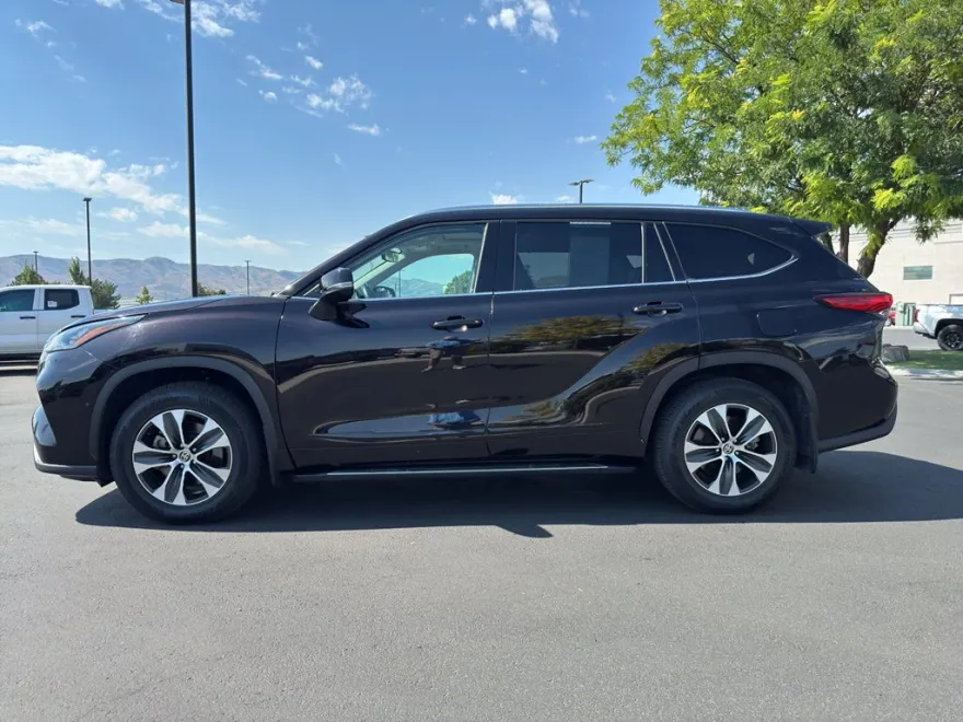 2020 Toyota Highlander XLE photo 1