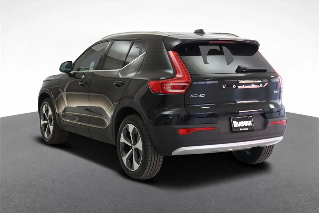 2025 Volvo XC40 Core photo 1