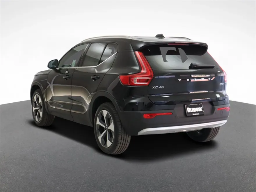 2025 Volvo XC40 Core photo 1