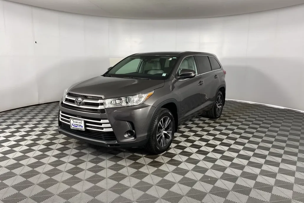 2018 Toyota Highlander LE photo 1