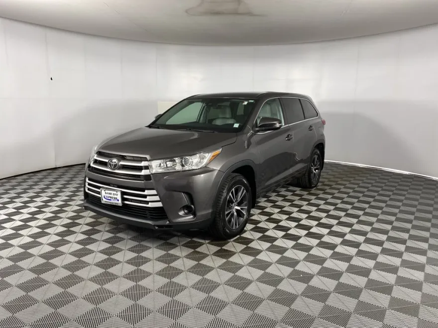 2018 Toyota Highlander LE photo 1