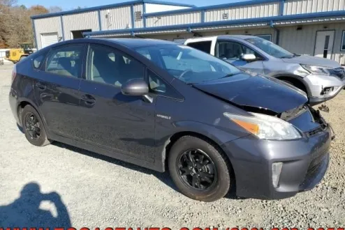 2014 Toyota Prius Four photo 3
