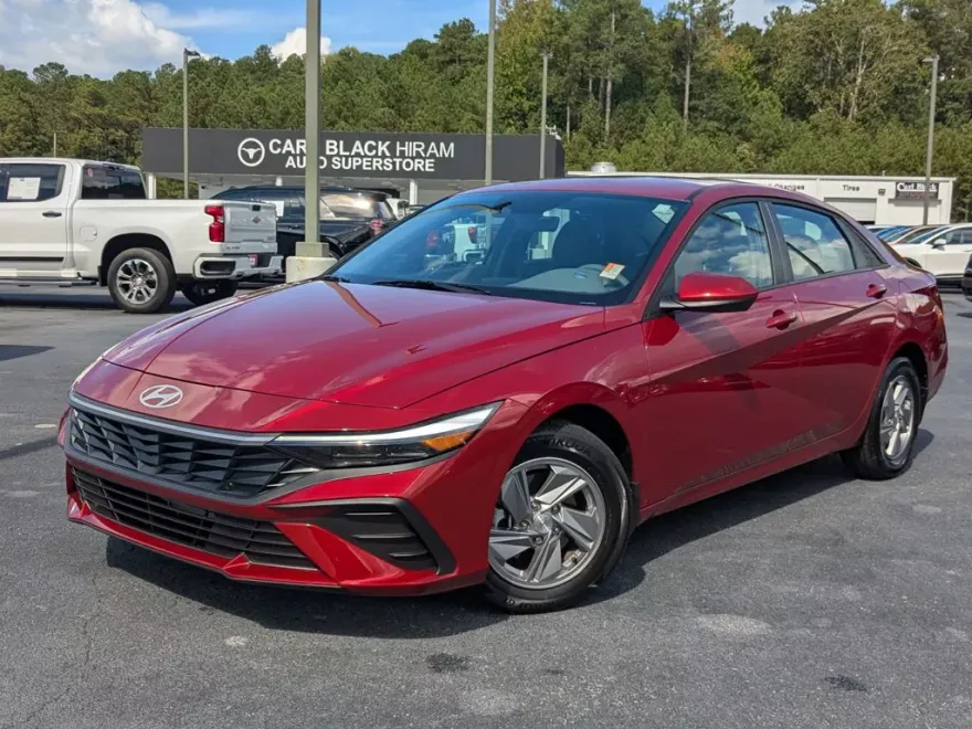 2025 Hyundai Elantra photo 1