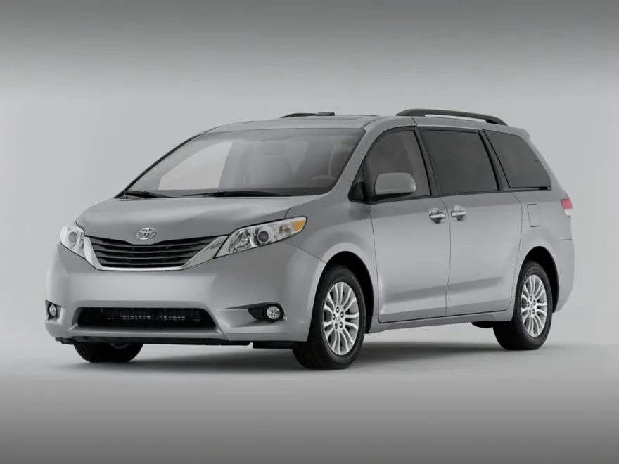 2014 Toyota Sienna LE photo 1