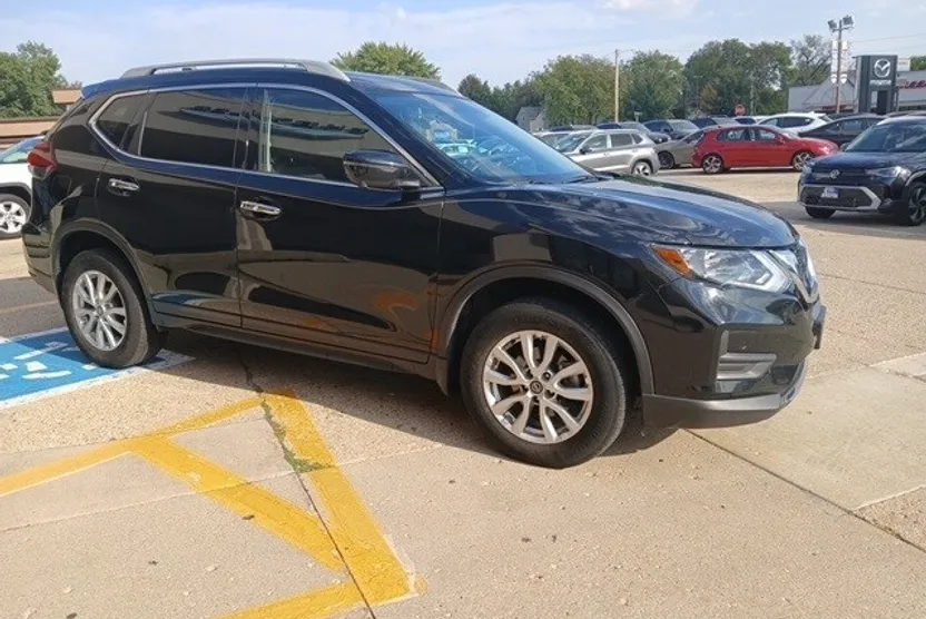 2018 Nissan Rogue SV photo 1