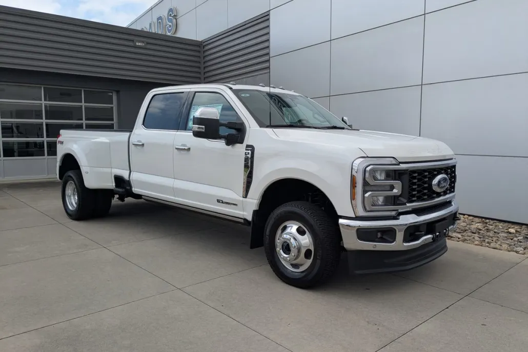 2025 Ford F-350 Lariat photo 1