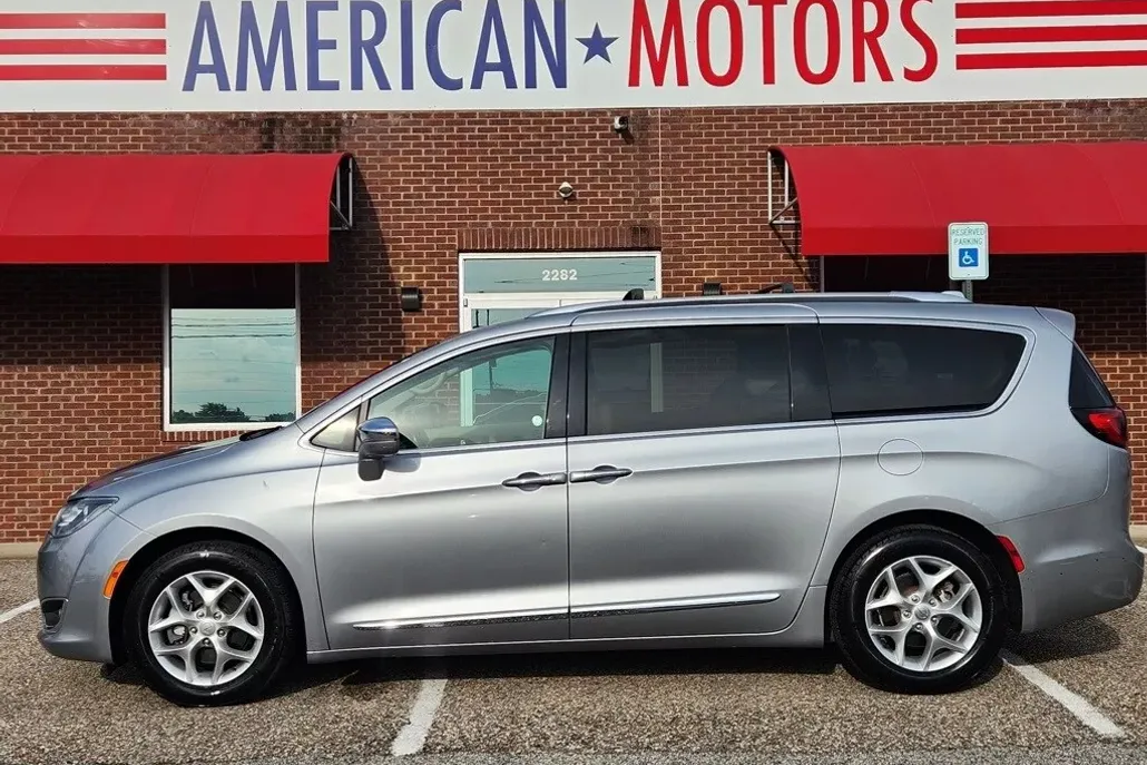 2020 Chrysler Pacifica Limited photo 1