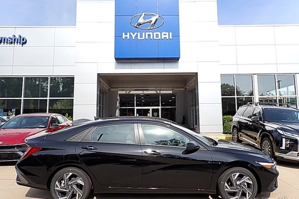 2025 Hyundai Elantra SEL Sport photo 1