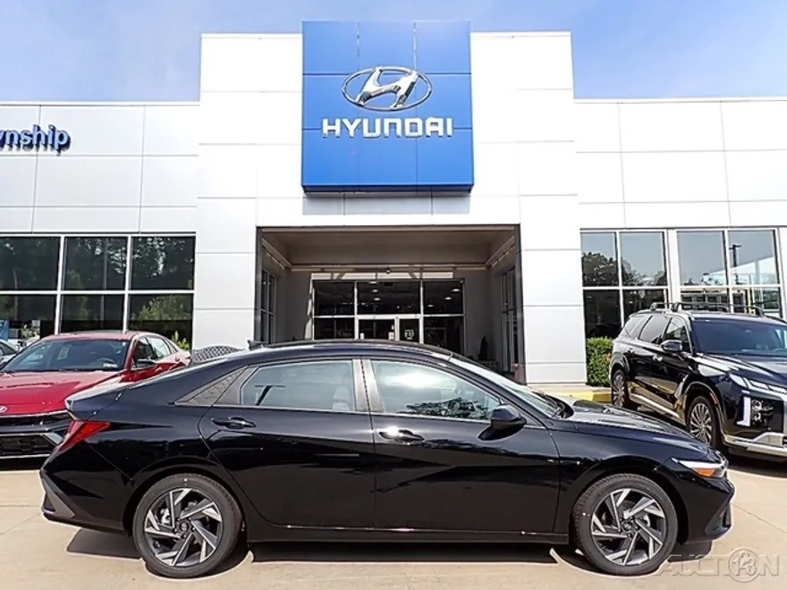 2025 Hyundai Elantra SEL Sport photo 1