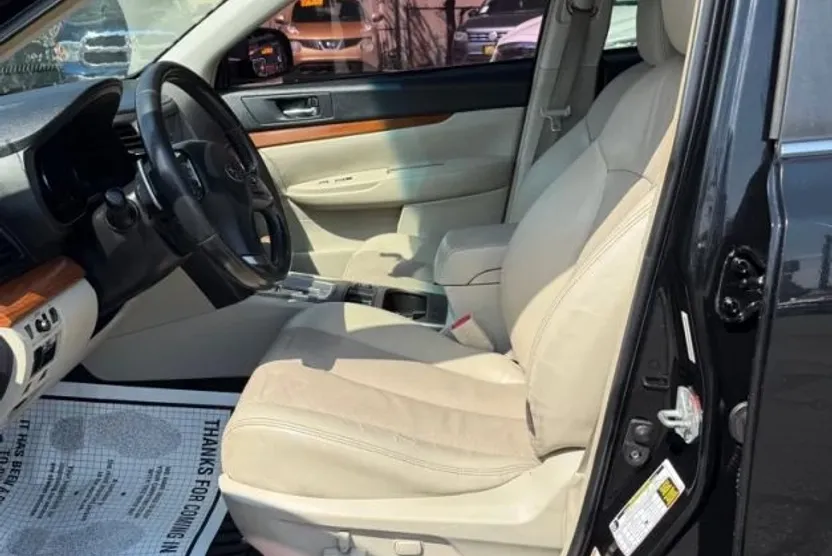 2013 Subaru Outback 2.5i Limited photo 1