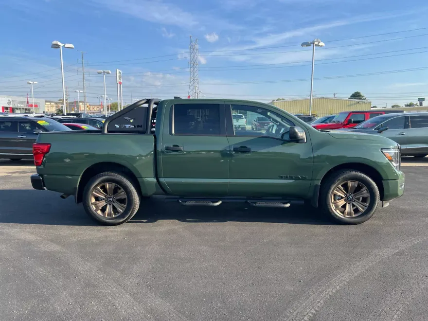 2024 Nissan Titan SV photo 1
