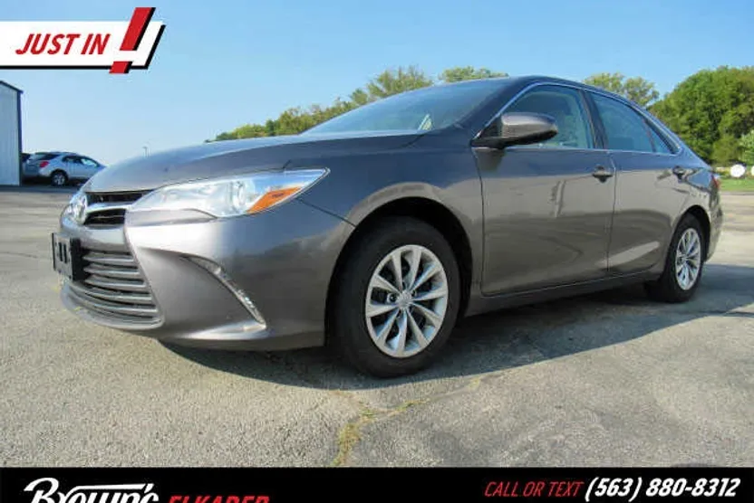 2015 Toyota Camry LE photo 1