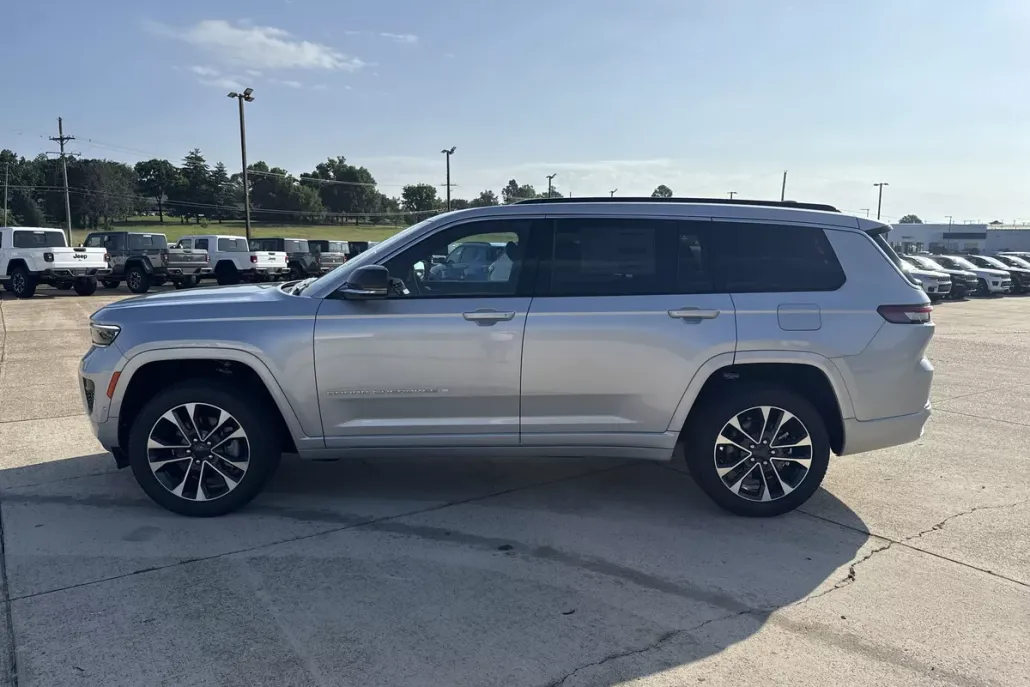 2025 Jeep Grand Cherokee Overland photo 1