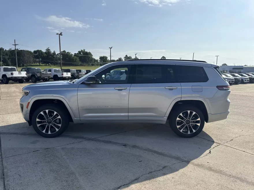 2025 Jeep Grand Cherokee Overland photo 1