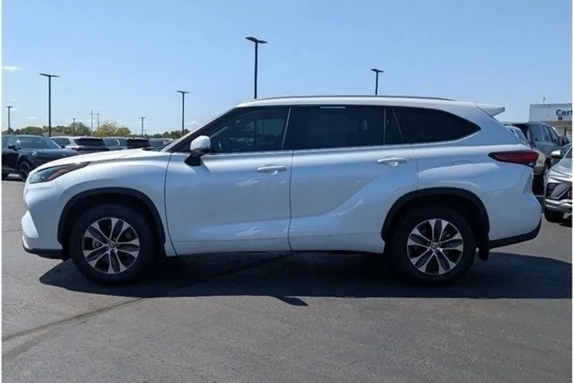 2022 Toyota Highlander XLE photo 1