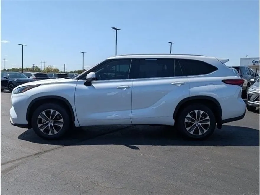 2022 Toyota Highlander XLE photo 1
