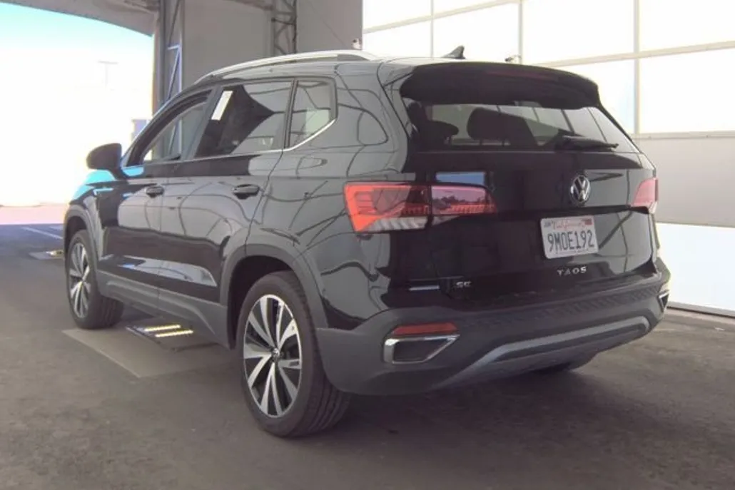 2024 Volkswagen Taos SE photo 1