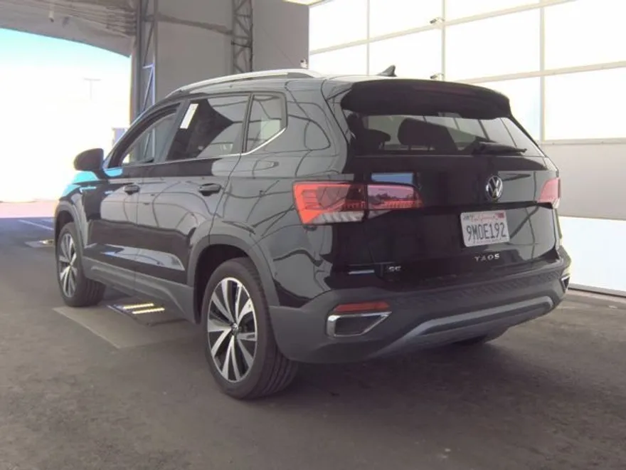 2024 Volkswagen Taos SE photo 1
