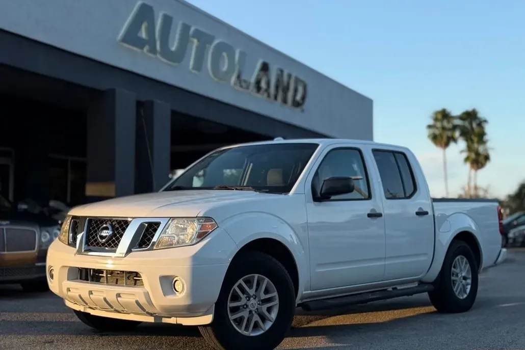 2015 Nissan Frontier SV photo 1