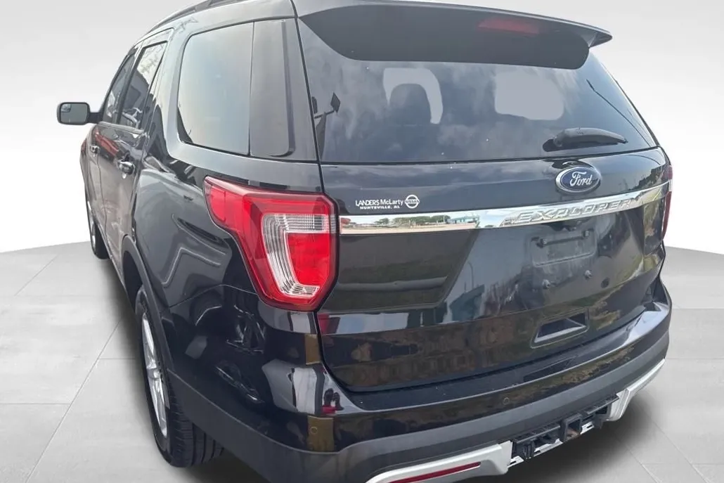 2017 Ford Explorer XLT photo 1