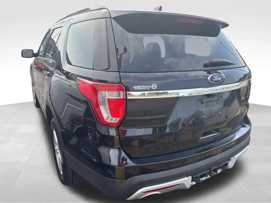 2017 Ford Explorer XLT photo 1