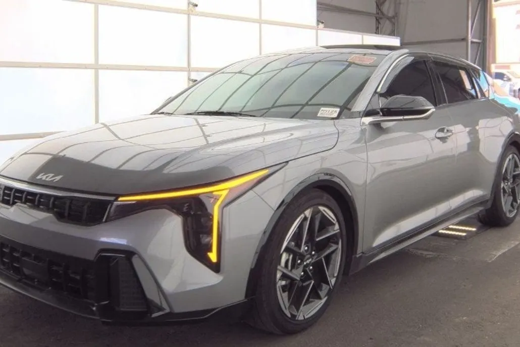 2025 Kia K4 GT-Line photo 1