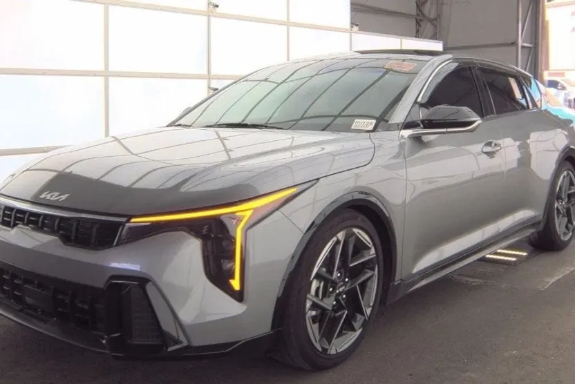2025 Kia K4 GT-Line photo 1