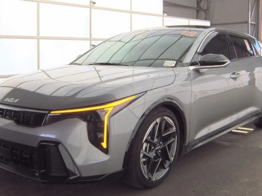 2025 Kia K4 GT-Line photo 1