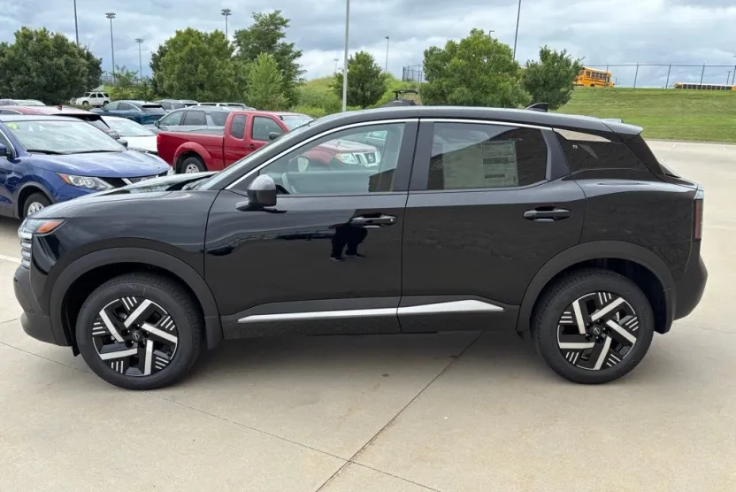 2025 Nissan Kicks SV photo 1
