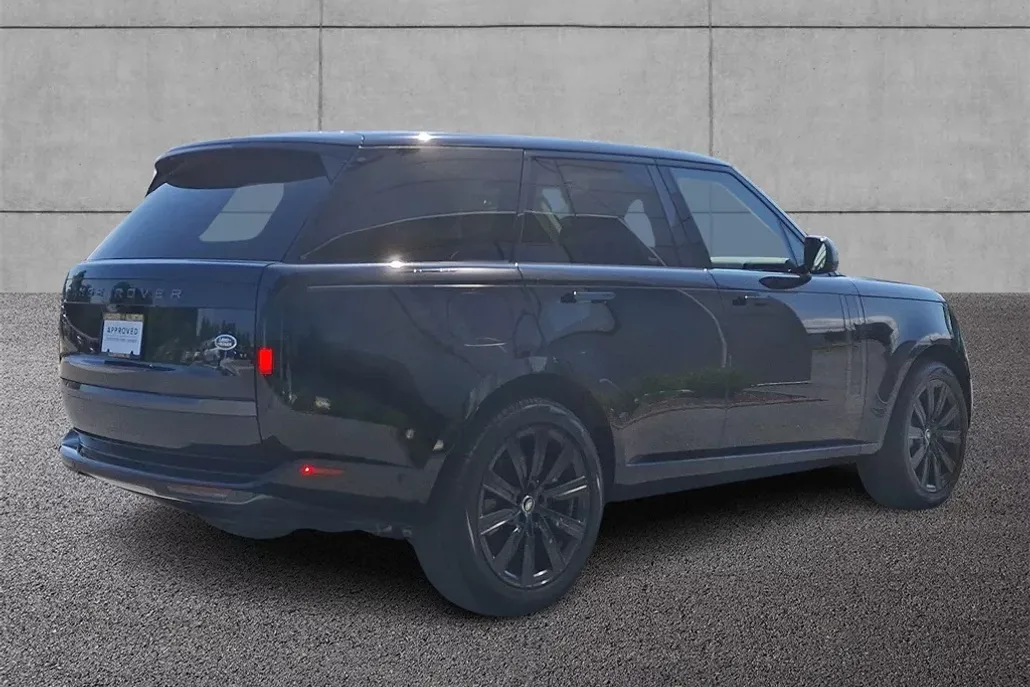 2023 Land Rover Range Rover SE photo 1