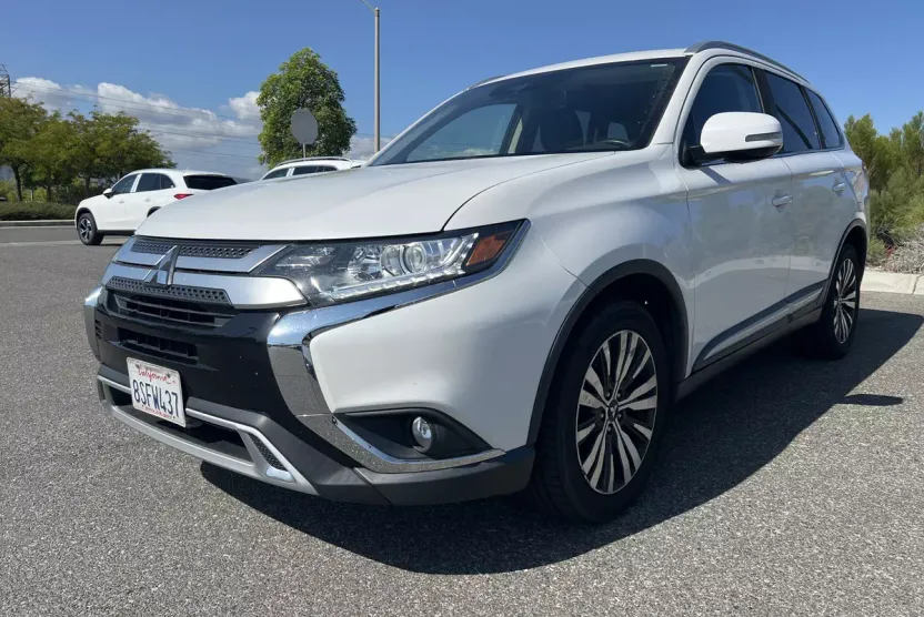 2020 Mitsubishi Outlander SEL photo 1