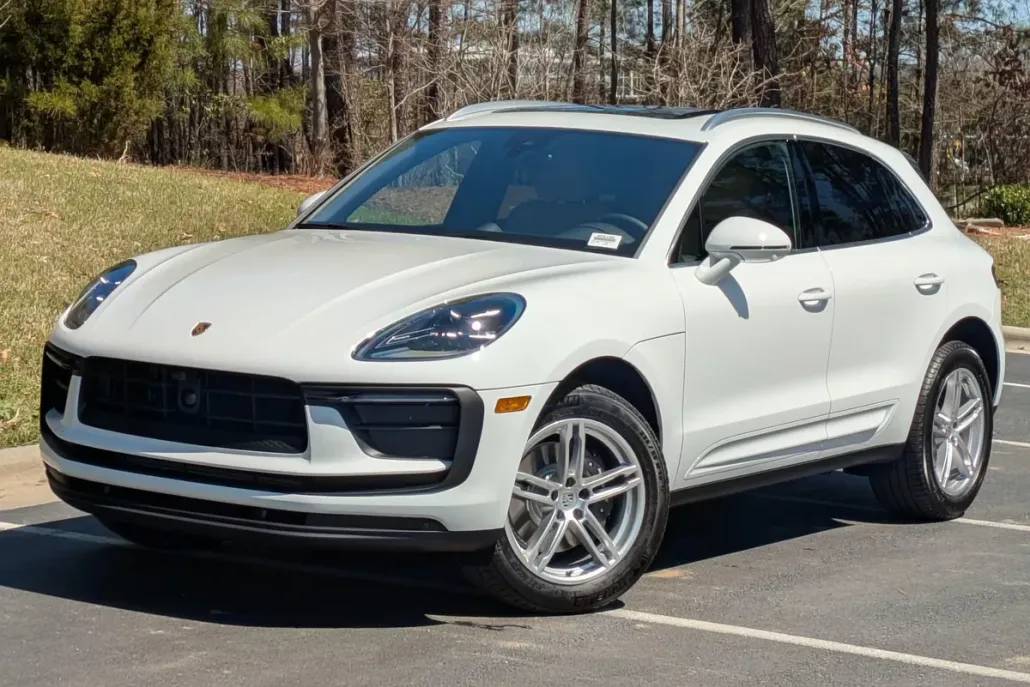 2025 Porsche Macan T photo 1