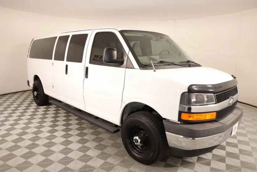 2017 Chevrolet Express 3500 LT Passenger photo 1