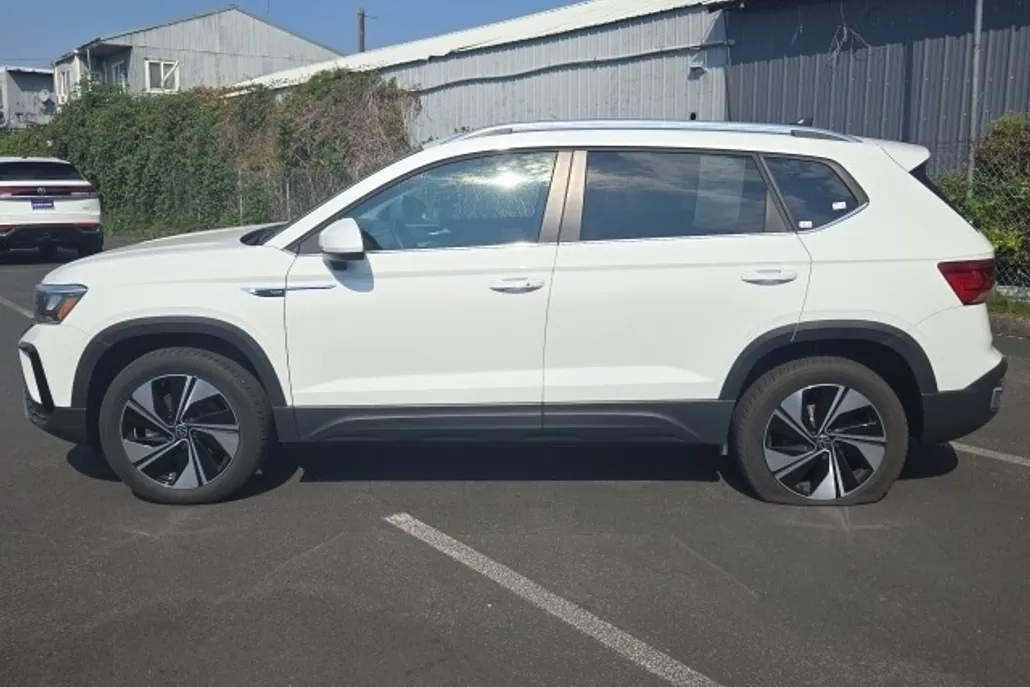 2023 Volkswagen Taos SE photo 1