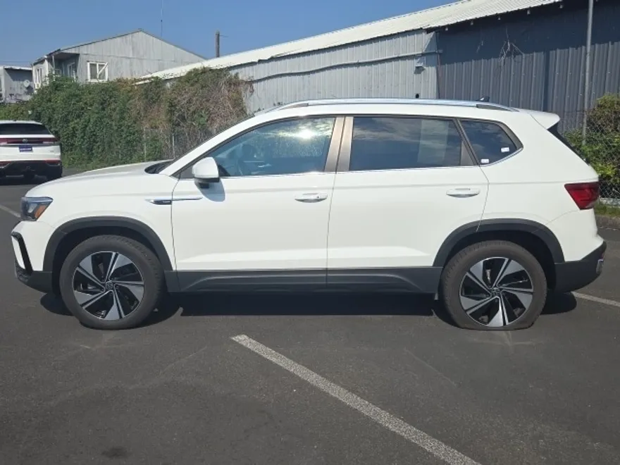 2023 Volkswagen Taos SE photo 1