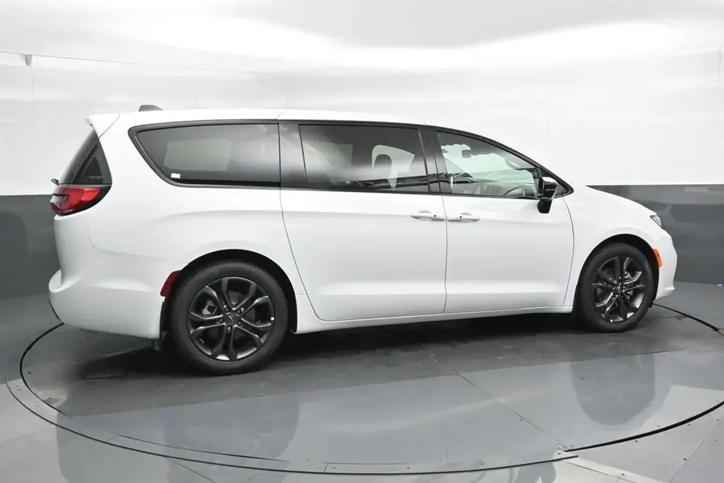 2026 Chrysler Pacifica photo 1