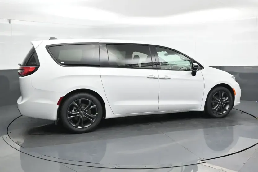 2026 Chrysler Pacifica photo 1