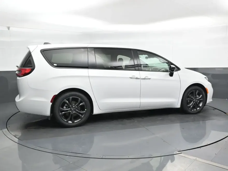 2026 Chrysler Pacifica photo 1