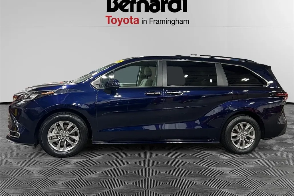 2024 Toyota Sienna XLE photo 1
