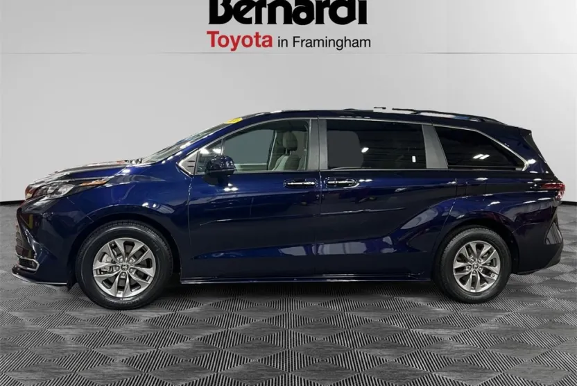 2024 Toyota Sienna XLE photo 1