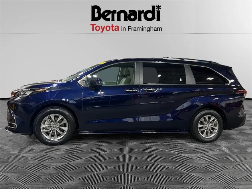2024 Toyota Sienna XLE photo 1