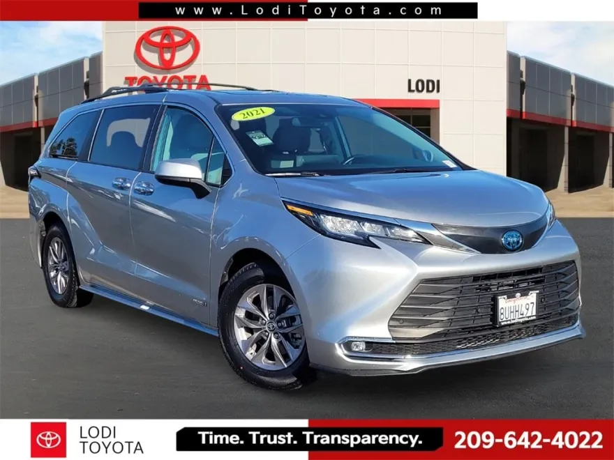2021 Toyota Sienna XLE photo 1