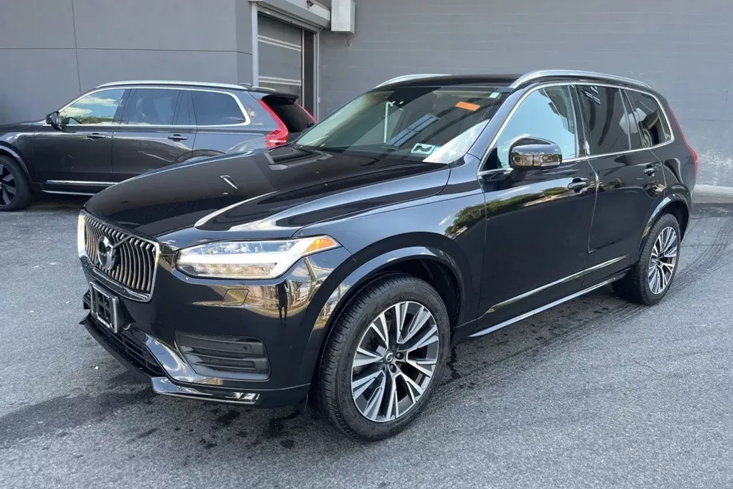 2022 Volvo XC90 T6 AWD Momentum photo 1
