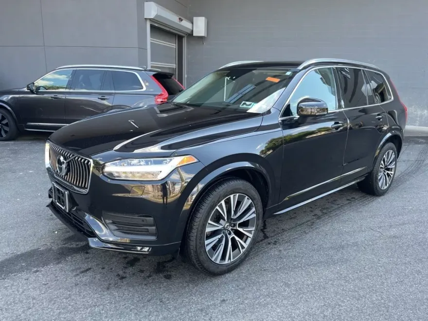 2022 Volvo XC90 T6 AWD Momentum photo 1