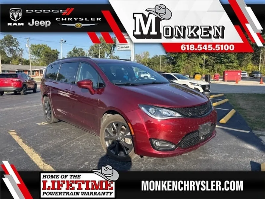 2020 Chrysler Pacifica Touring photo 1