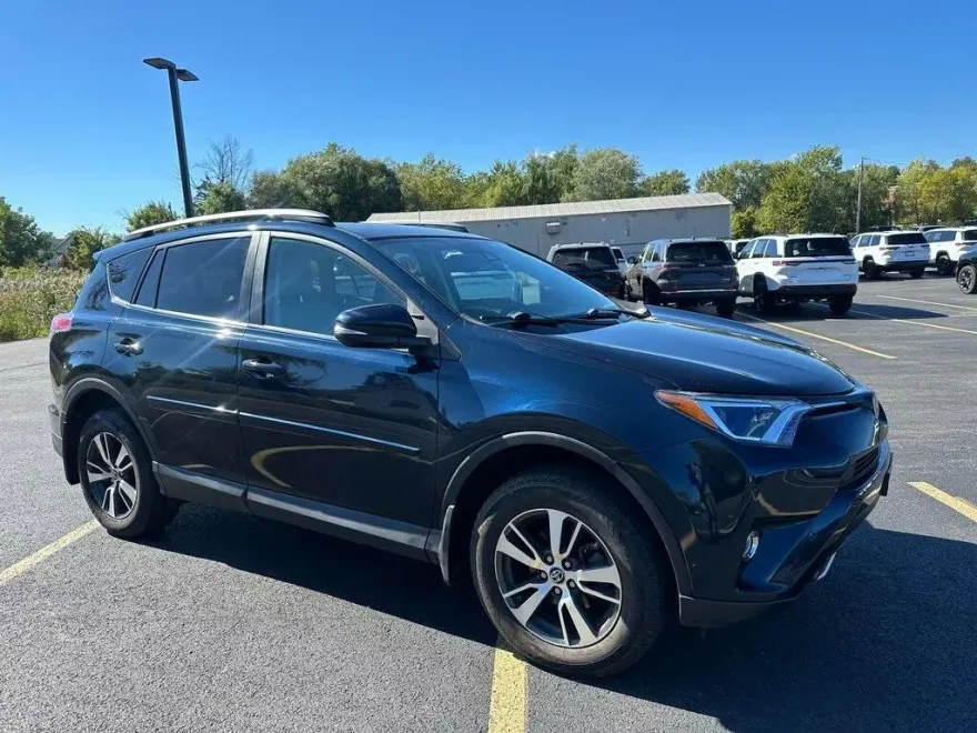 2017 Toyota RAV4 XLE photo 1